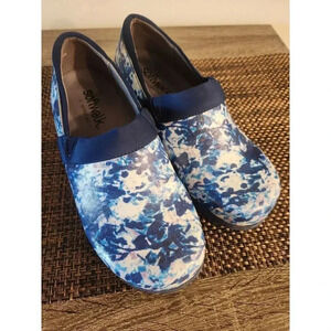 SoftWalk Meredith Sport Clog - Nursing Clogs Blue and White